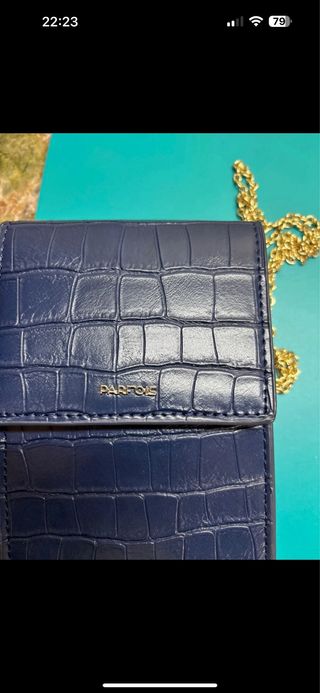 Bolso pequeño Parfois azul con cadena dorada
