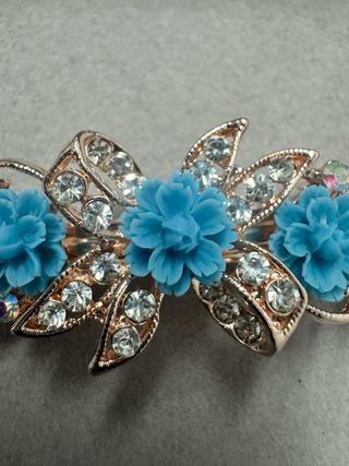 Gancho de cabelo com flores azuis e douradas