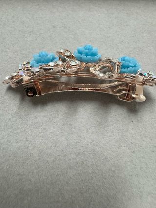 Gancho de cabelo com flores azuis e douradas