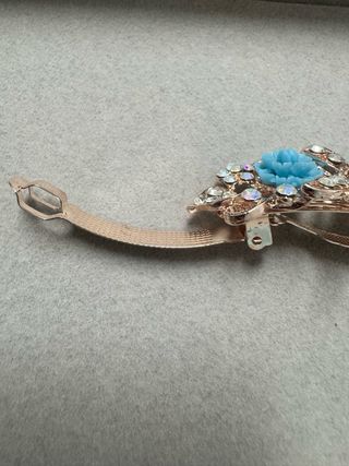 Gancho de cabelo com flores azuis e douradas