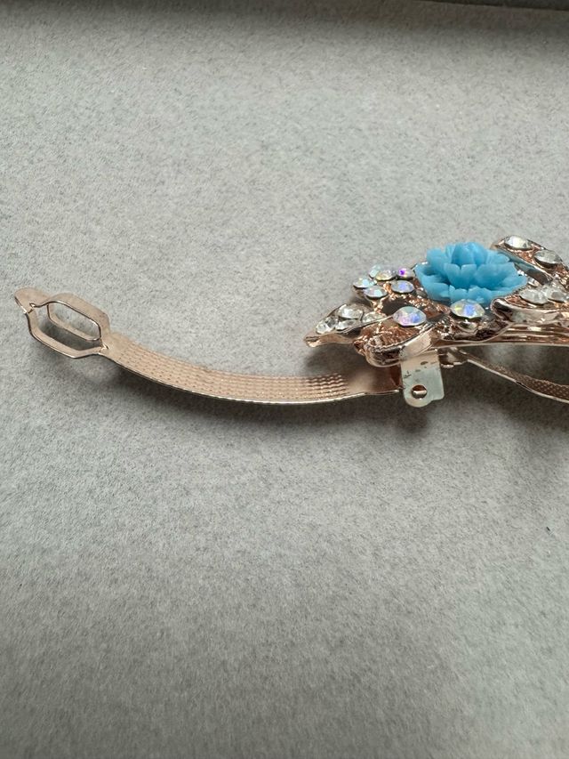 Gancho de cabelo com flores azuis e douradas