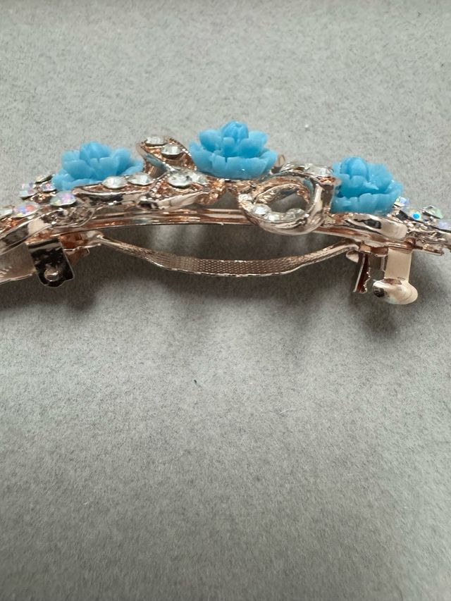 Gancho de cabelo com flores azuis e douradas