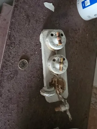 Enchufe antiguo de cerámica.