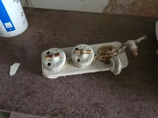 Enchufe antiguo de cerámica.