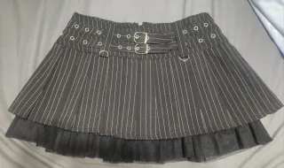 Mini falda gótica con hebillas y ojales. Burleska