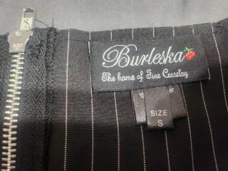 Mini falda gótica con hebillas y ojales. Burleska