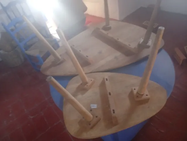 Coppia di tavoli di design in legno