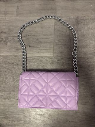 Bolso lila acolchado con cadena de plata