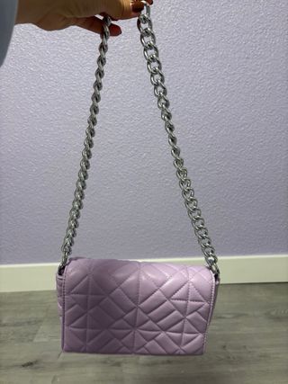Bolso lila acolchado con cadena de plata