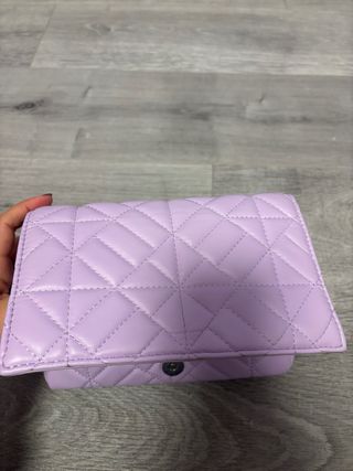 Bolso lila acolchado con cadena de plata