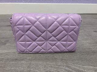 Bolso lila acolchado con cadena de plata