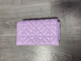 Bolso lila acolchado con cadena de plata