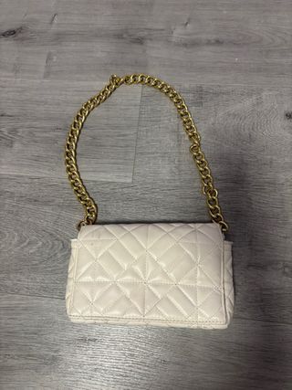 Bolso blanco acolchado con cadena dorada