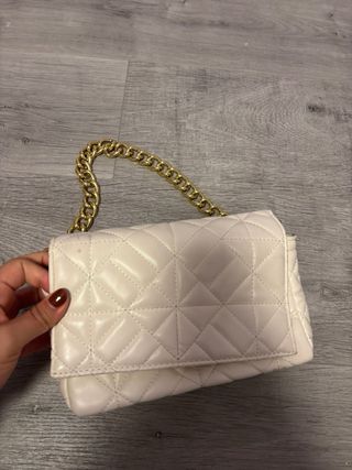 Bolso blanco acolchado con cadena dorada