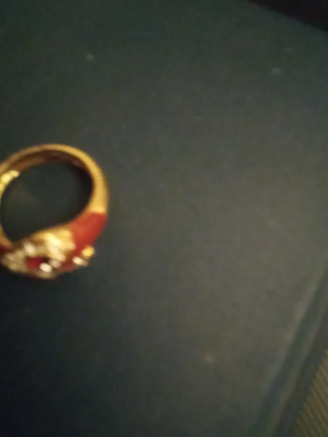 Anello dorato con pietre rosse