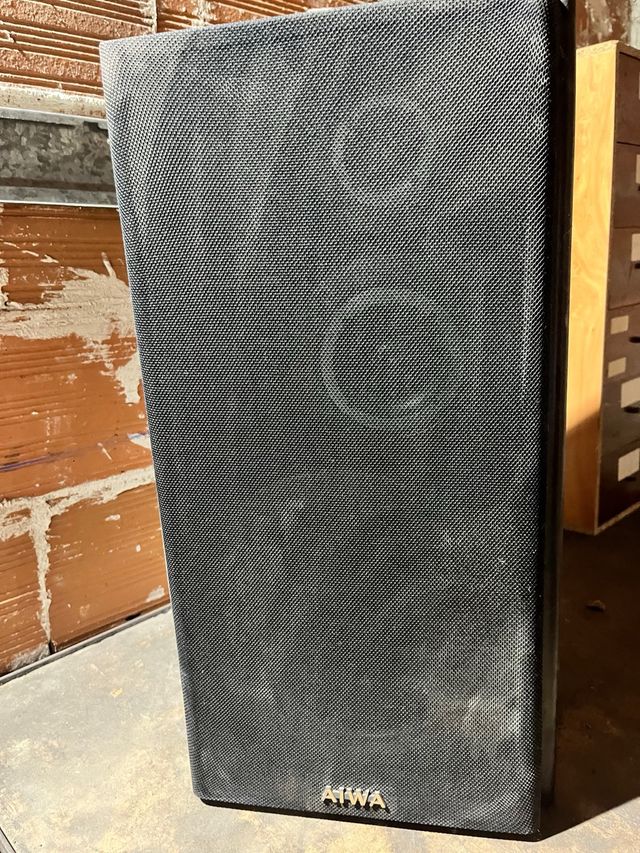 Altavoz Aiwa negro y madera marron