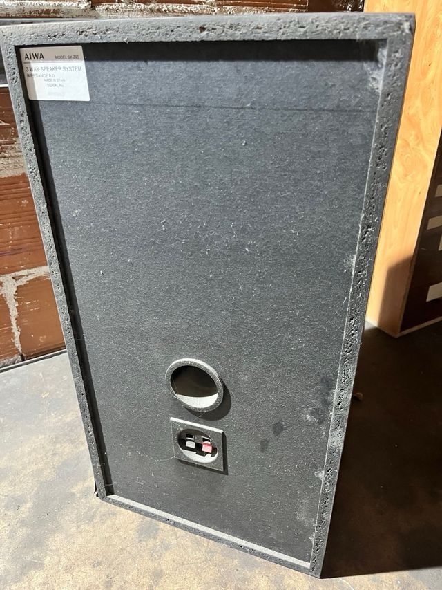 Altavoz Aiwa negro y madera marron