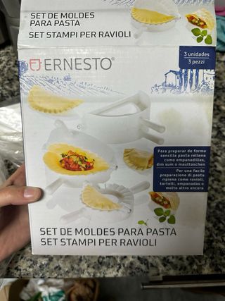 Utensilios de cocina, moldes para empanadas.