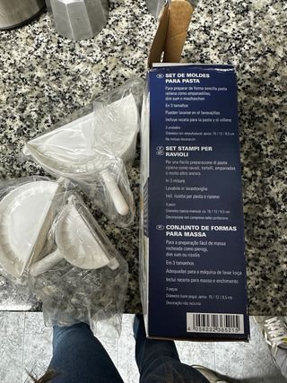 Utensilios de cocina, moldes para empanadas.