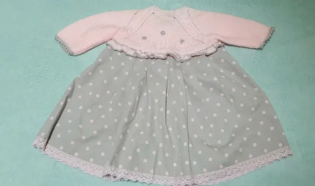 Vestido de bebé con rebeca rosa