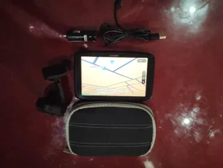 GPS TomTom con soporte y cargador