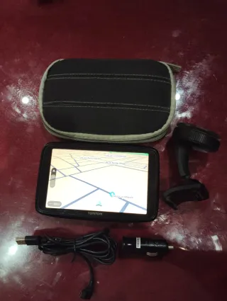 GPS TomTom con soporte y cargador