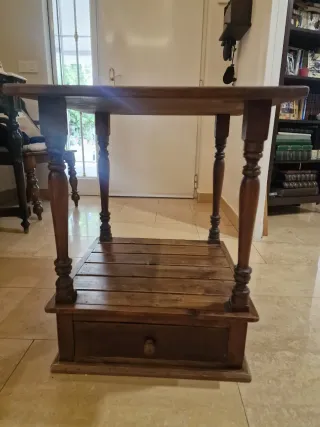 Mesa auxiliar rústica de madera