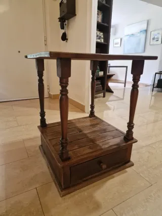 Mesa auxiliar rústica de madera