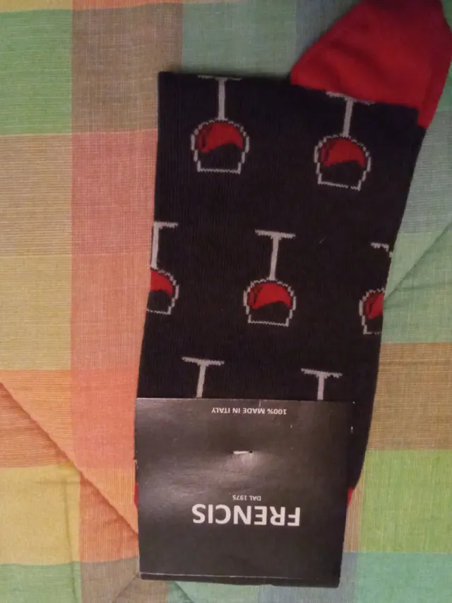 Calzini Frencis con bicchieri di vino