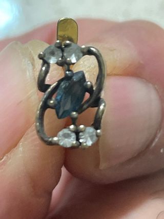 Pendientes antiguos con piedras azules.