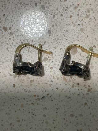 Pendientes antiguos con piedras azules.