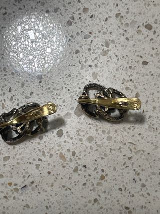 Pendientes antiguos con piedras azules.