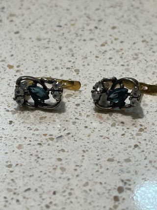 Pendientes antiguos con piedras azules.