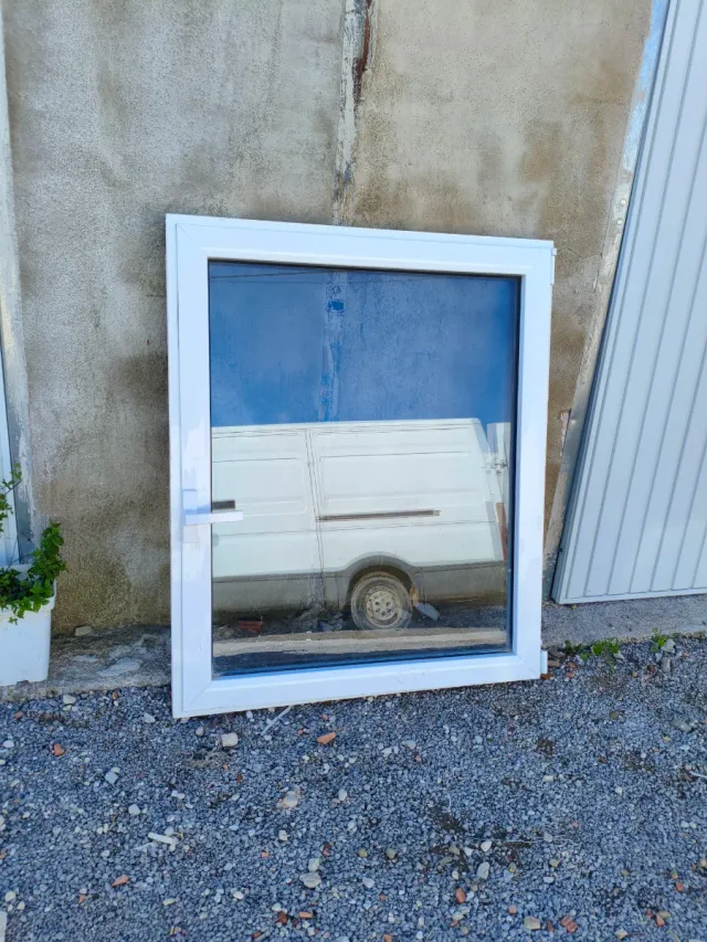 Ventana aluminio oscilobatiente blanca