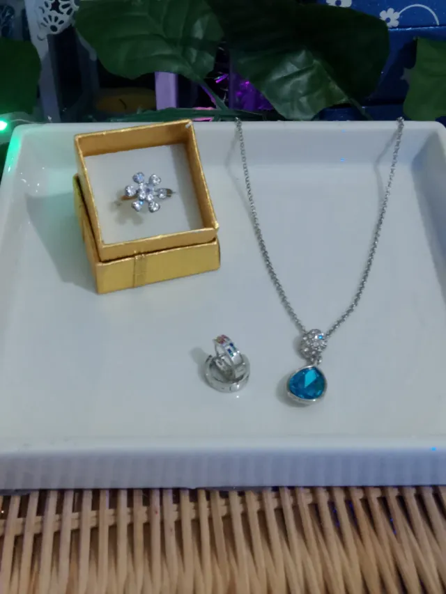 Set gioielli con anello e collana