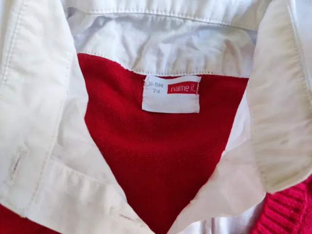 Jersey rojo con camisa blanca