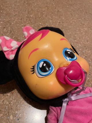 Bebé Llorón con chupete y vestido rosa