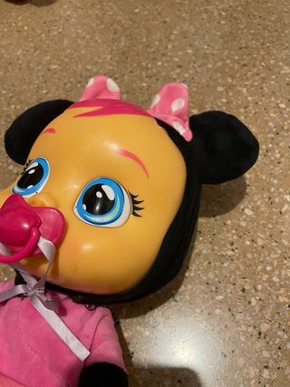 Bebé Llorón con chupete y vestido rosa