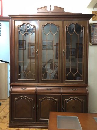 Vitrina de cristal y madera
