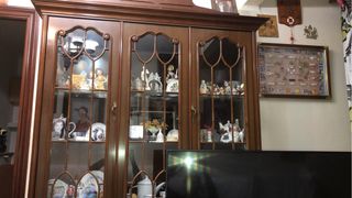 Vitrina de cristal y madera