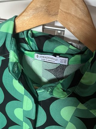 Blusa Stradivarius Verde y Negra Talla S