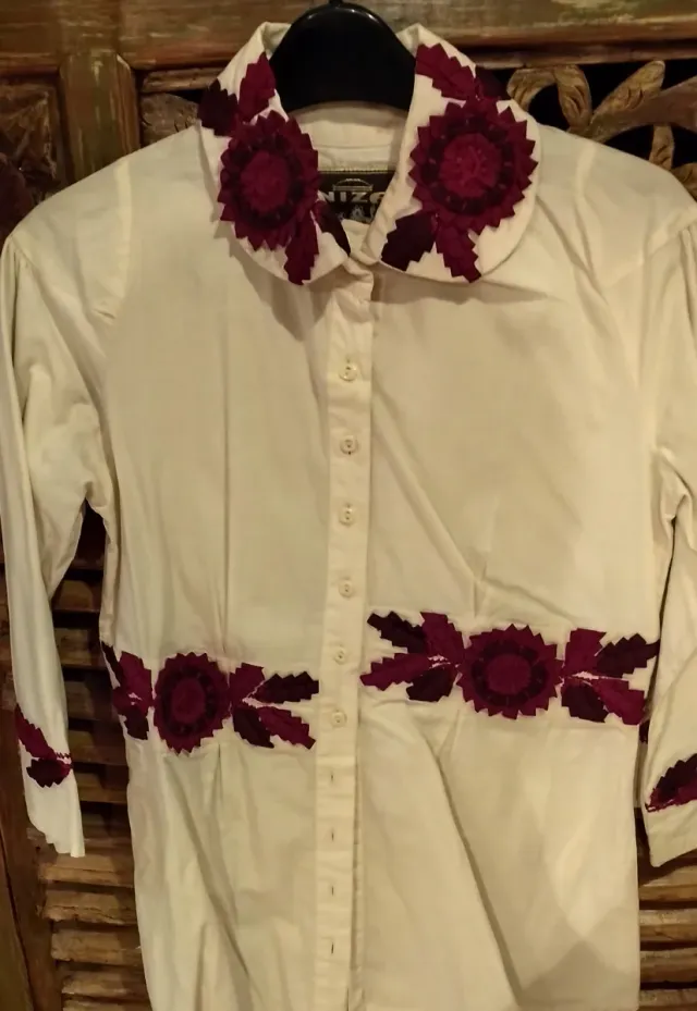 Vaquera mujer adornos perlas y otras prendas firma