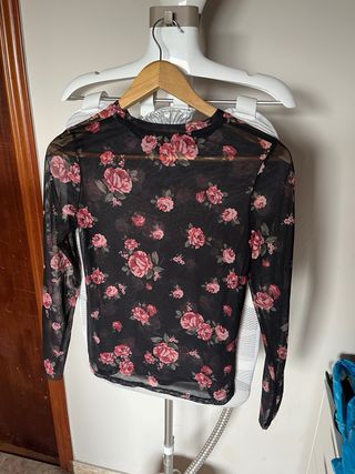 Camisa Stradivarius floral negra y rosa