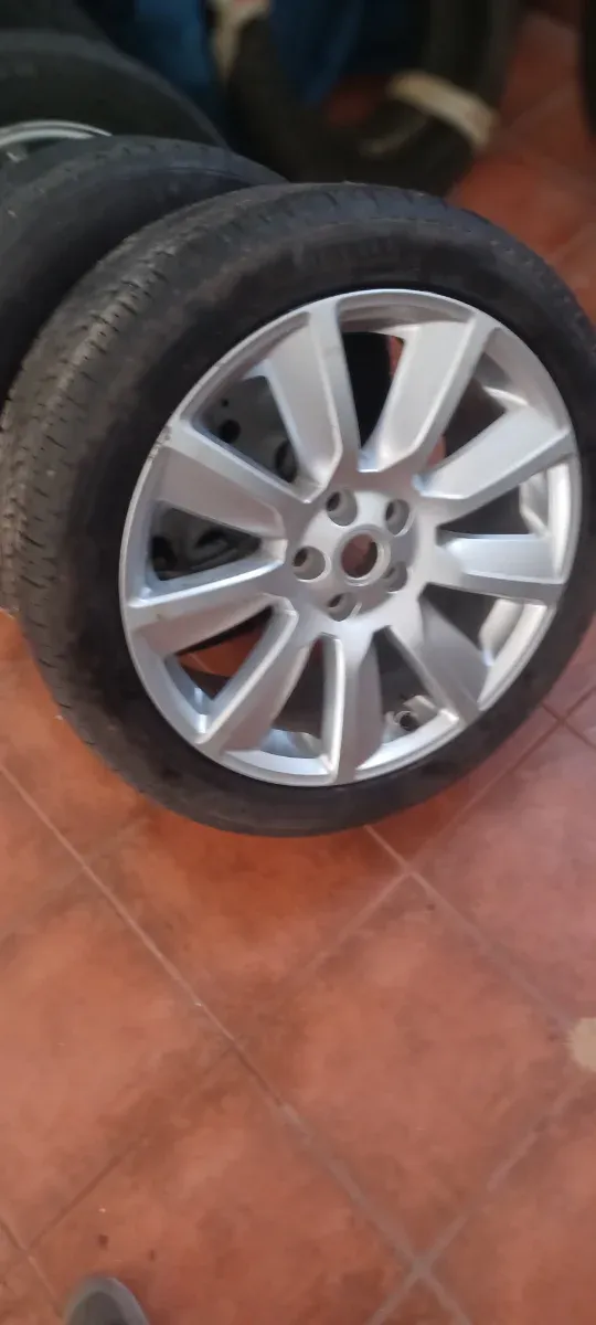 Llanta y Neumático Range Rover Sport 275/40 R20