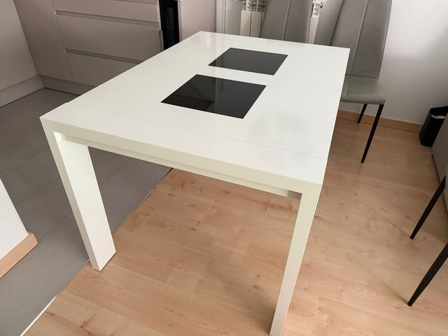 Mesa de comedor blanca y negra