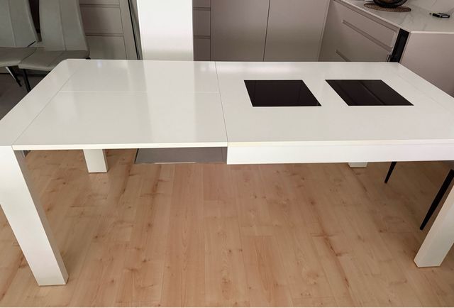 Mesa de comedor blanca y negra