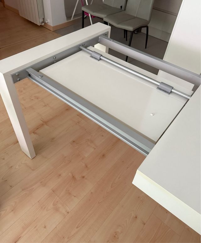 Mesa de comedor blanca y negra