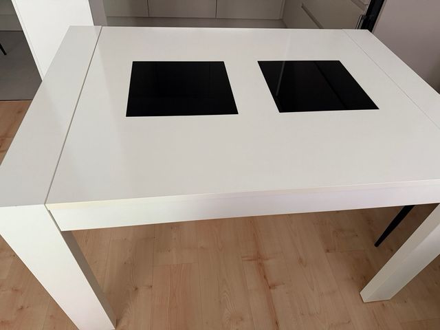 Mesa de comedor blanca y negra