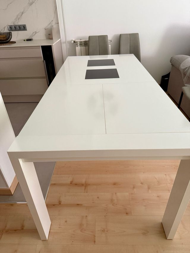 Mesa de comedor blanca y negra