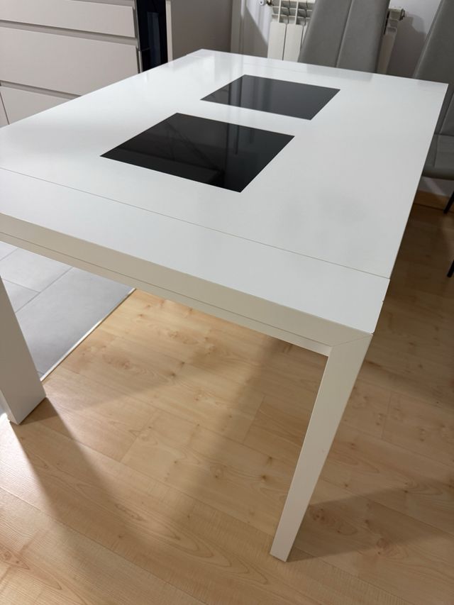 Mesa de comedor blanca y negra